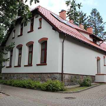 Grafika Nowy dach w Zielonej Szkole przyjazny nietoperzom.