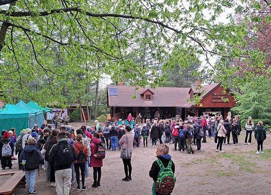 Szkoły gromadzą się przy kąciku OZE celemudziału w pikniku "Z zieloną energią na wiosnę" fot. M.Greinke