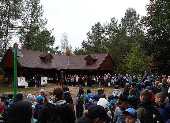 Rozpoczęcie Pikniku - Krótka prelekcja o bezpieczeństwie człowieka i przyrody podczas grzybobrania prowadzona przez kartografa i miłośnika bushcraftu Artura Sikorskiego fot. K.Libera