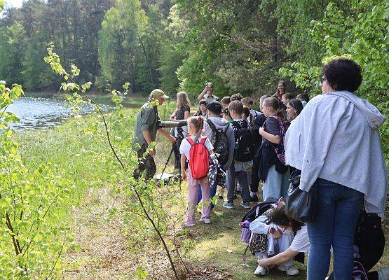 Praca grupy na stanowisku " Ptaki nad jeziorem Schodno" Grupa dzieci ogląda ptaki przez lunetę