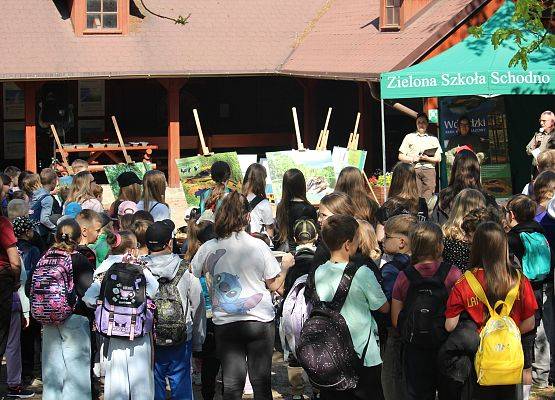 Powitanie gości, podział na grupy badawcze Powitanie gości pikniku edukacyjnego